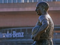 juan-manuel-fangio-sculpture-mercedes-benz-museum-6