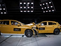 „Real-life“-Crashtest: Mercedes-Benz Elektrofahrzeuge sind so sicher wie alle Modelle mit dem SternReal-life crash test: Mercedes-Benz electric vehicles are every bit as safe as all other models from the brand with the star