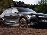 2024-audi-q8-e-tron-edition-dakar-1